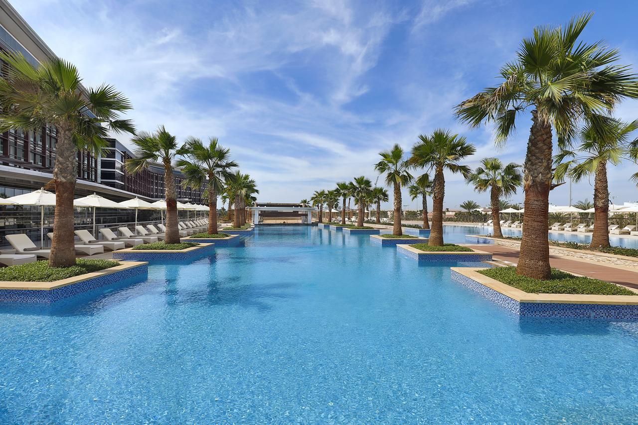Marriott Hotel Al Forsan, Abu Dhabi Eksteriør bilde The swimming pool at the hotel