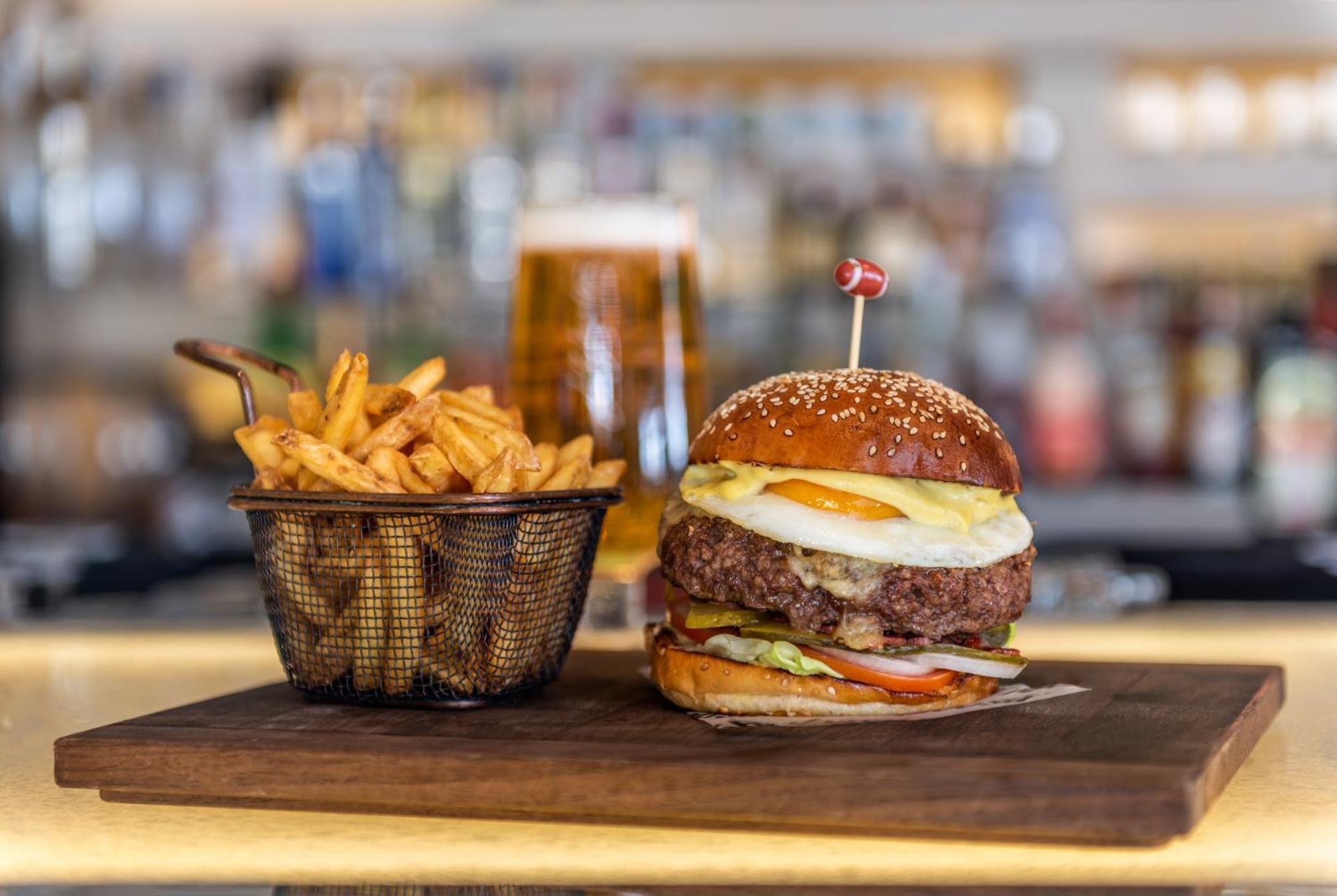 Marriott Hotel Al Forsan, Abu Dhabi Eksteriør bilde A burger with chips