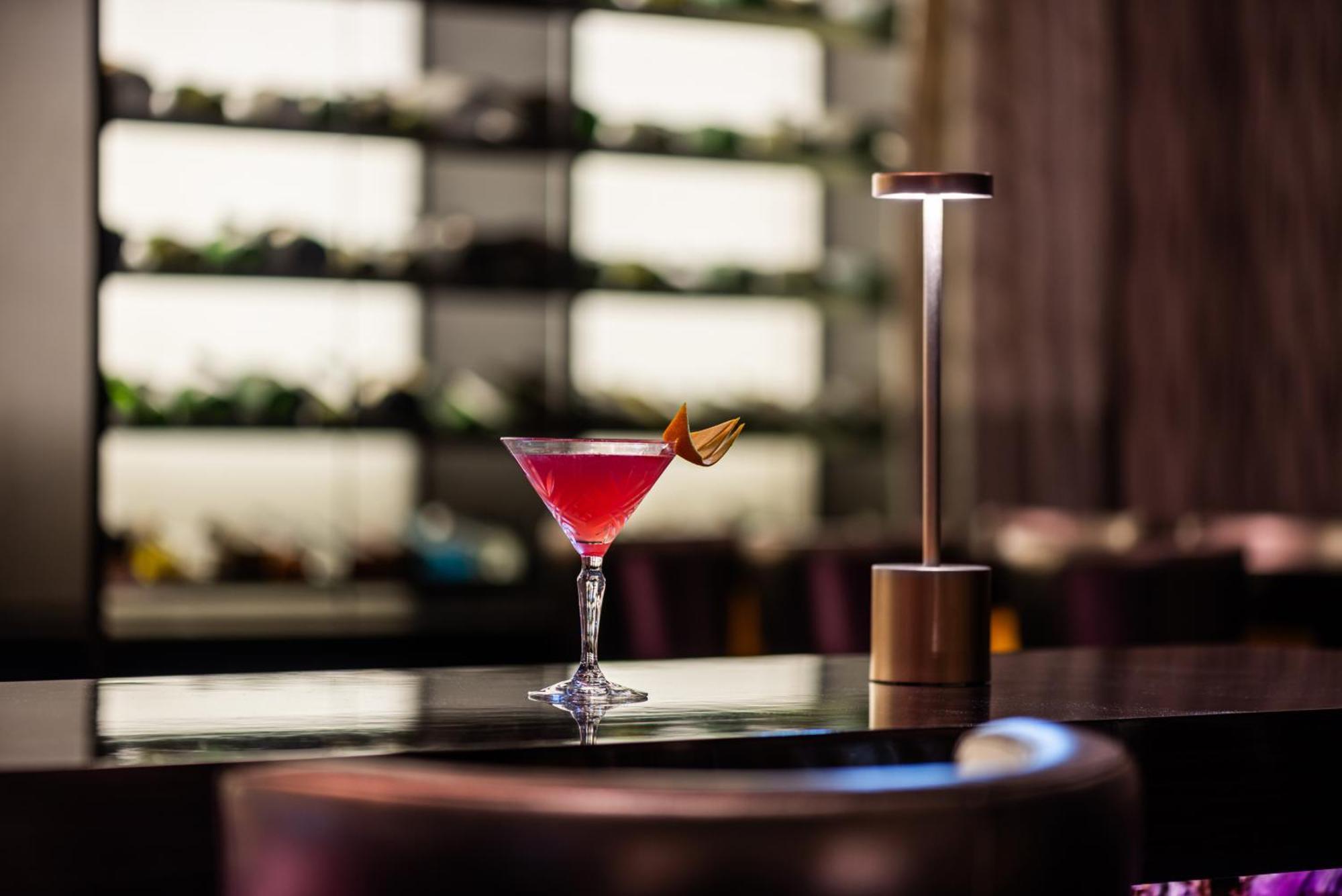 Marriott Hotel Al Forsan, Abu Dhabi Eksteriør bilde A cocktail at the bar