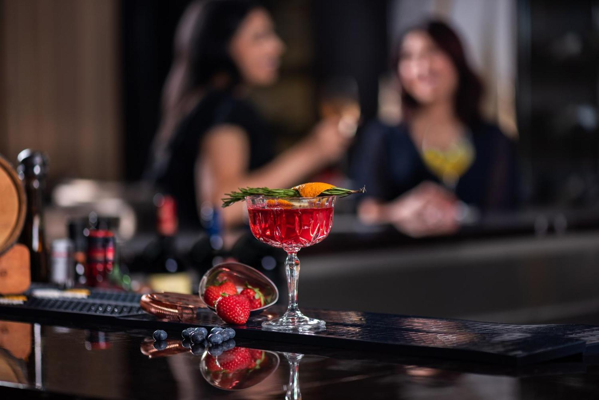 Marriott Hotel Al Forsan, Abu Dhabi Eksteriør bilde A cosmopolitan cocktail