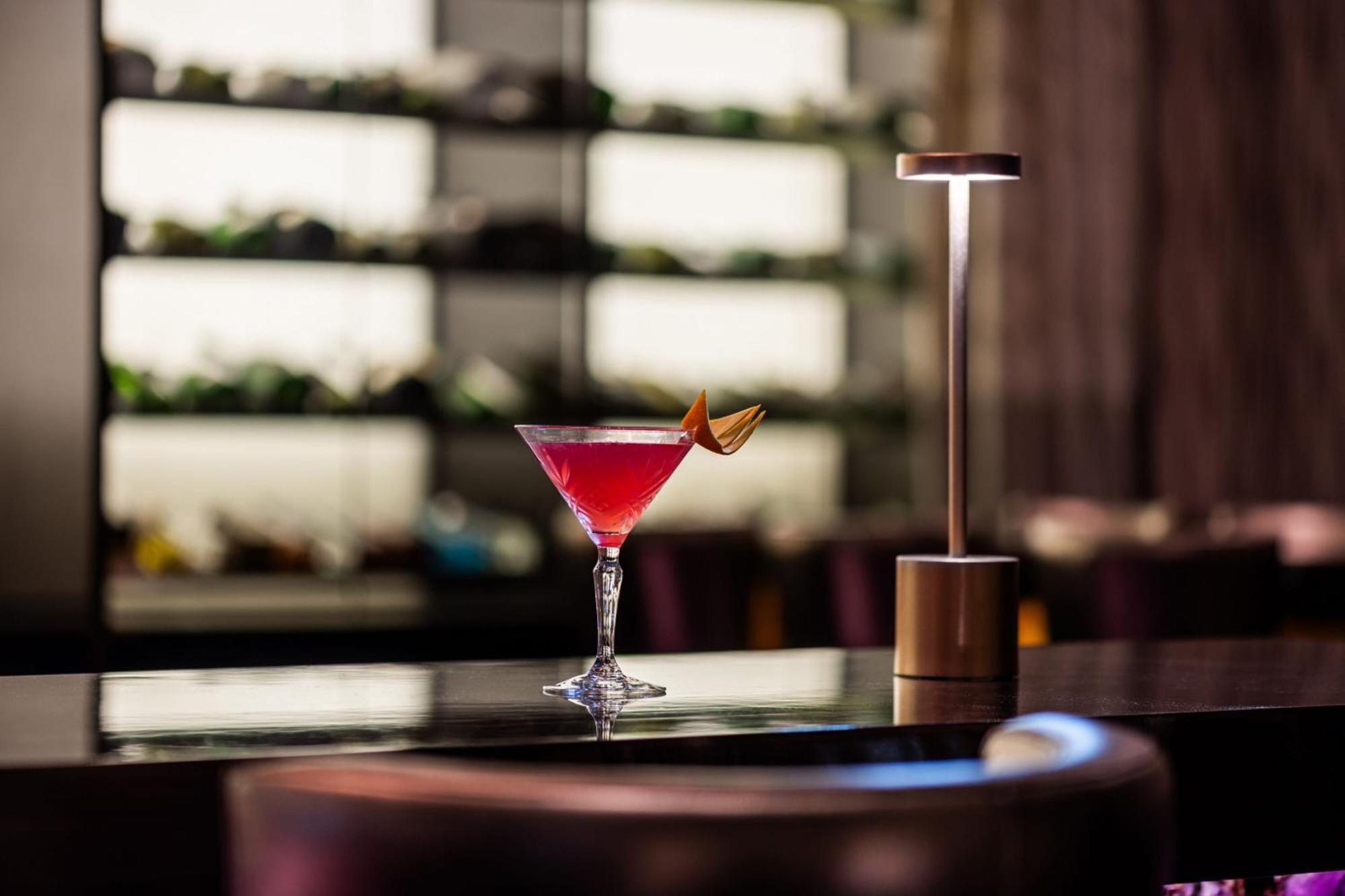 Marriott Hotel Al Forsan, Abu Dhabi Eksteriør bilde A cocktail at the bar