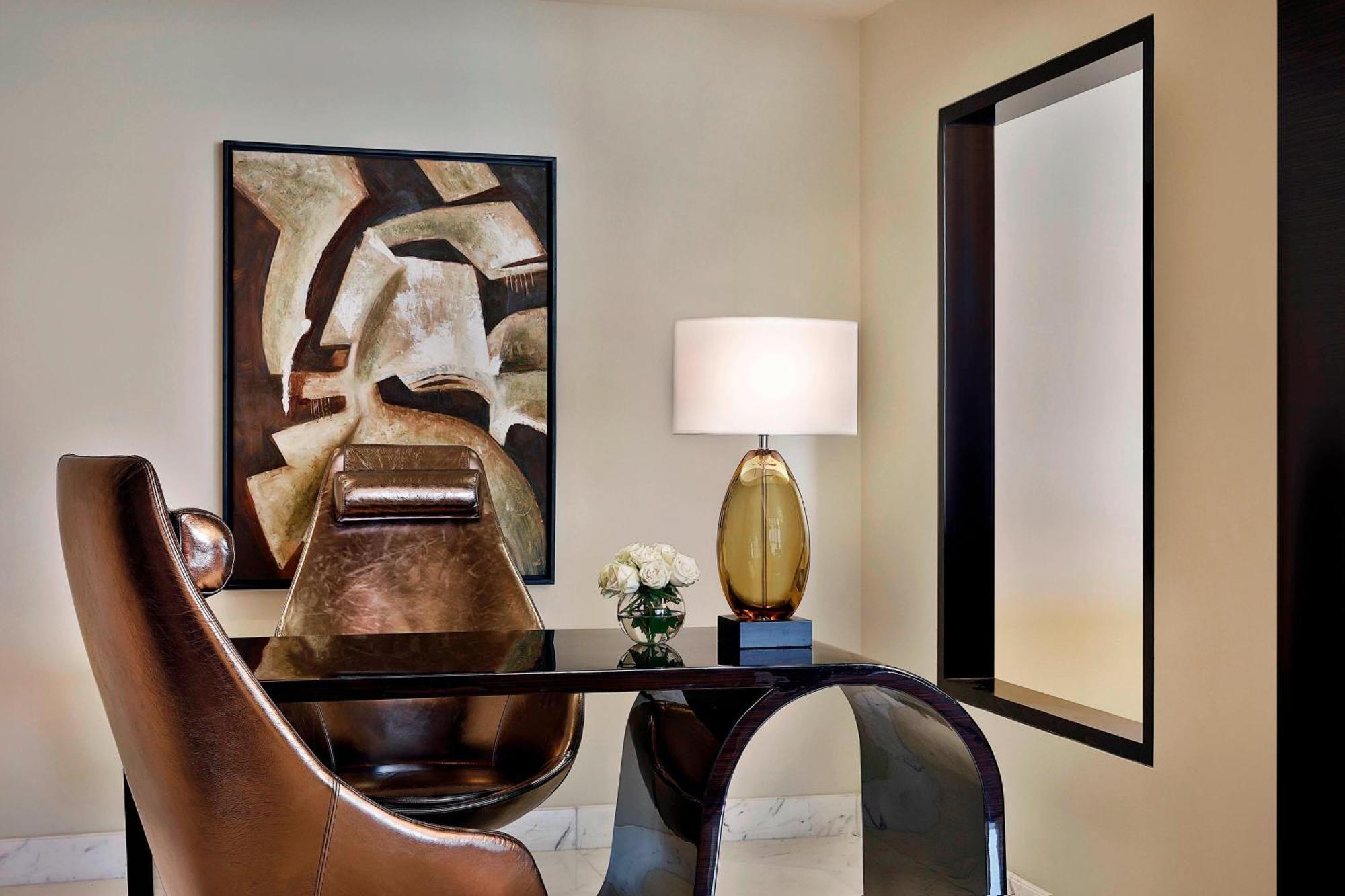 Marriott Hotel Al Forsan, Abu Dhabi Eksteriør bilde A room with a table and chairs